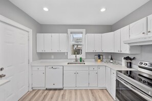 冷蔵庫、電子レンジ、コンロ、コーヒー / ティーメーカー