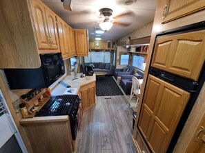 冷蔵庫、電子レンジ、コンロ、コーヒー / ティーメーカー