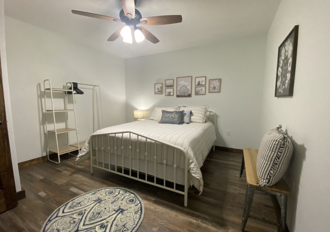 4 quartos, ferros/tábuas de passar roupa, roupa de cama