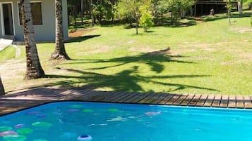 室外游泳池,免费小屋,日光浴躺椅