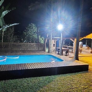 Alberca al aire libre, camas balinesas gratuitas y camastros