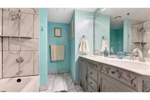 Shower, towels, soap, shampoo - A Beautiful Resort !! (Atlantic City)