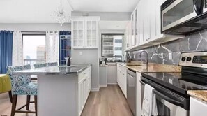 Frigorífico, microondas, horno y placa de cocina