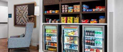 Ein Hotelzimmer mit Sitzecke, einer Minibar und einer Snackbar.