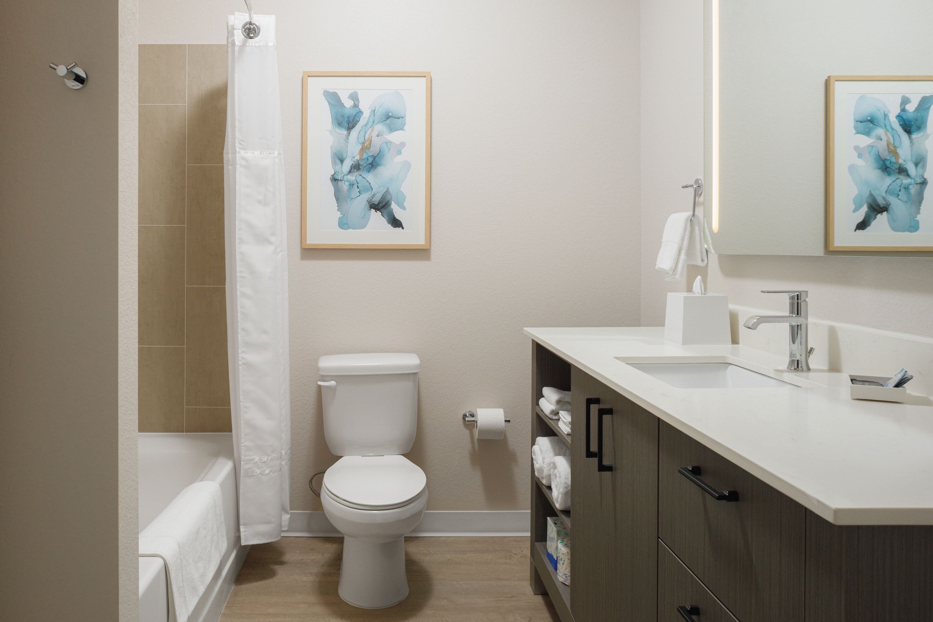 Une salle de bain moderne équipée de toilettes, d’une douche et d’un lavabo.