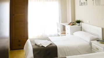 Individueel gedecoreerd, individueel gemeubileerd, een bureau