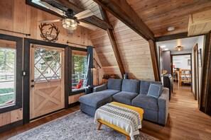 Smart TV, chimenea, reproductor de DVD y libros 