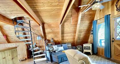 Cute, Pet Friendly Cabin with Hot Tub