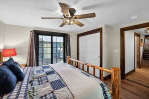 2 habitaciones, escritorio y tabla de planchar con plancha
