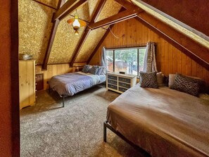 2 bedrooms, desk, iron/ironing board, travel crib - Cozy Two Bedroom Cabin In Donnelly (Donnelly)