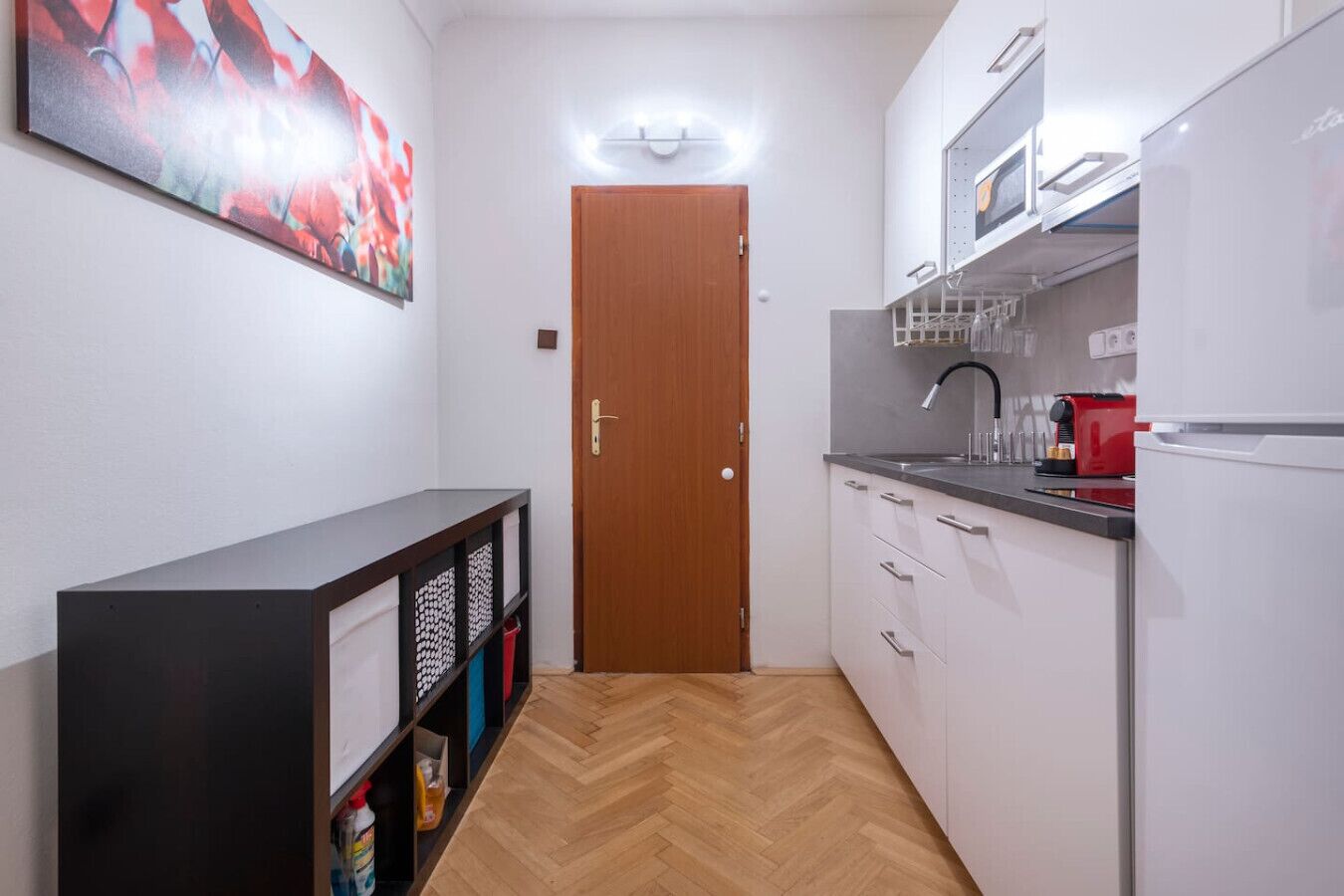 Kühlschrank, Mikrowelle, Herdplatte, Wasserkocher mit Kaffee-/Teezubehör