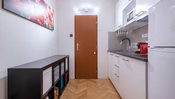 Kühlschrank, Mikrowelle, Herdplatte, Wasserkocher mit Kaffee-/Teezubehör