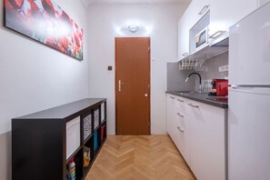 Refrigerador, microondas, parrilla de estufa y cafetera y tetera 