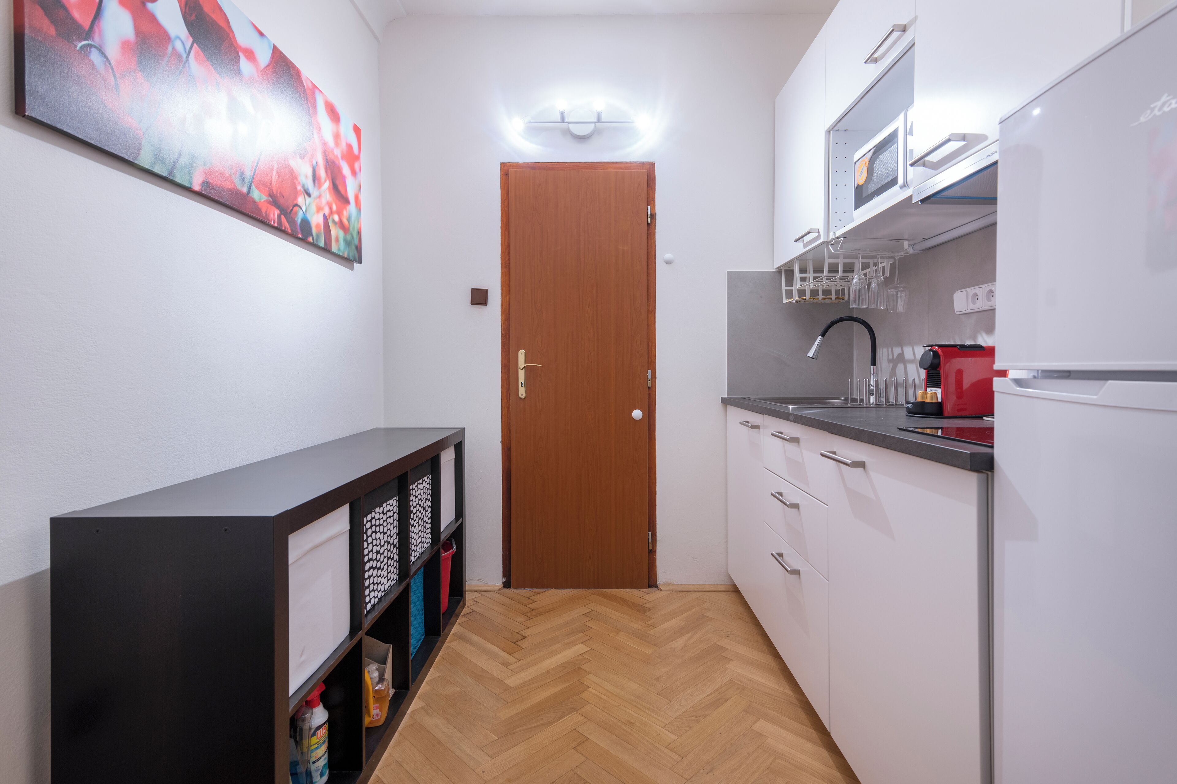 Kühlschrank, Mikrowelle, Herdplatte, Wasserkocher mit Kaffee-/Teezubehör