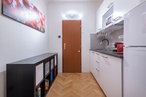 Kühlschrank, Mikrowelle, Herdplatte, Wasserkocher mit Kaffee-/Teezubehör