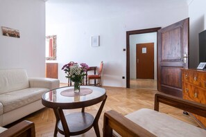 Smart TV, Netflix, streaming services - Prague Castle 8 Min by Walk with Historic Spirit (Prague)