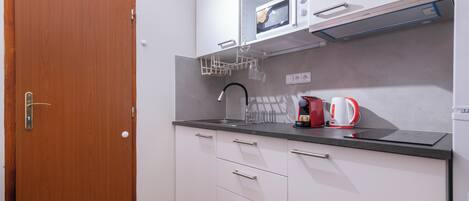 Geladeira, micro-ondas, cooktop, cafeteira/chaleira