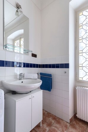 Shower, hair dryer, towels, soap - Prague Castle 8 Min by Walk with Historic Spirit (Prague)