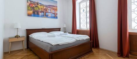 Iron/ironing board, free WiFi, bed sheets