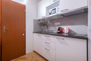 Kylskåp, mikrovågsugn, spishäll och kaffe- och tebryggare