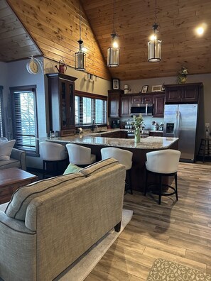 Réfrigérateur, four à micro-ondes, un four, surface de cuisson