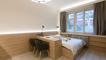 Escritorio, tabla de planchar con plancha, wifi gratis y ropa de cama