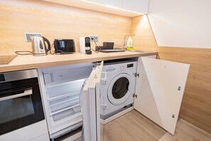 Fridge, microwave, oven, stovetop - 10min to City Centre ⟫ WalkScore 99% ⟫ 220+Reviews (Prague)