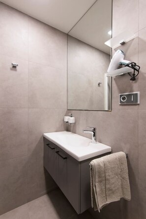 Shower, hair dryer - 10min to City Centre ⟫ WalkScore 99% ⟫ 220+Reviews (Prague)