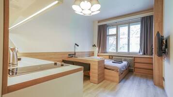 Escritorio, tabla de planchar con plancha, wifi gratis y ropa de cama