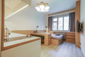 Desk, iron/ironing board, free WiFi, bed sheets - 10min to City Centre ⟫ WalkScore 99% ⟫ 220+Reviews (Prague)