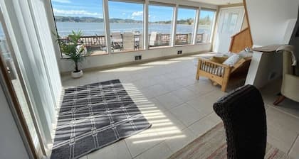 Camano Island Retreat - Right on Sandy Beach