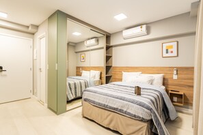 Desk, laptop workspace, blackout curtains, soundproofing - Apartamentos Studio Allure Moema (São Paulo)