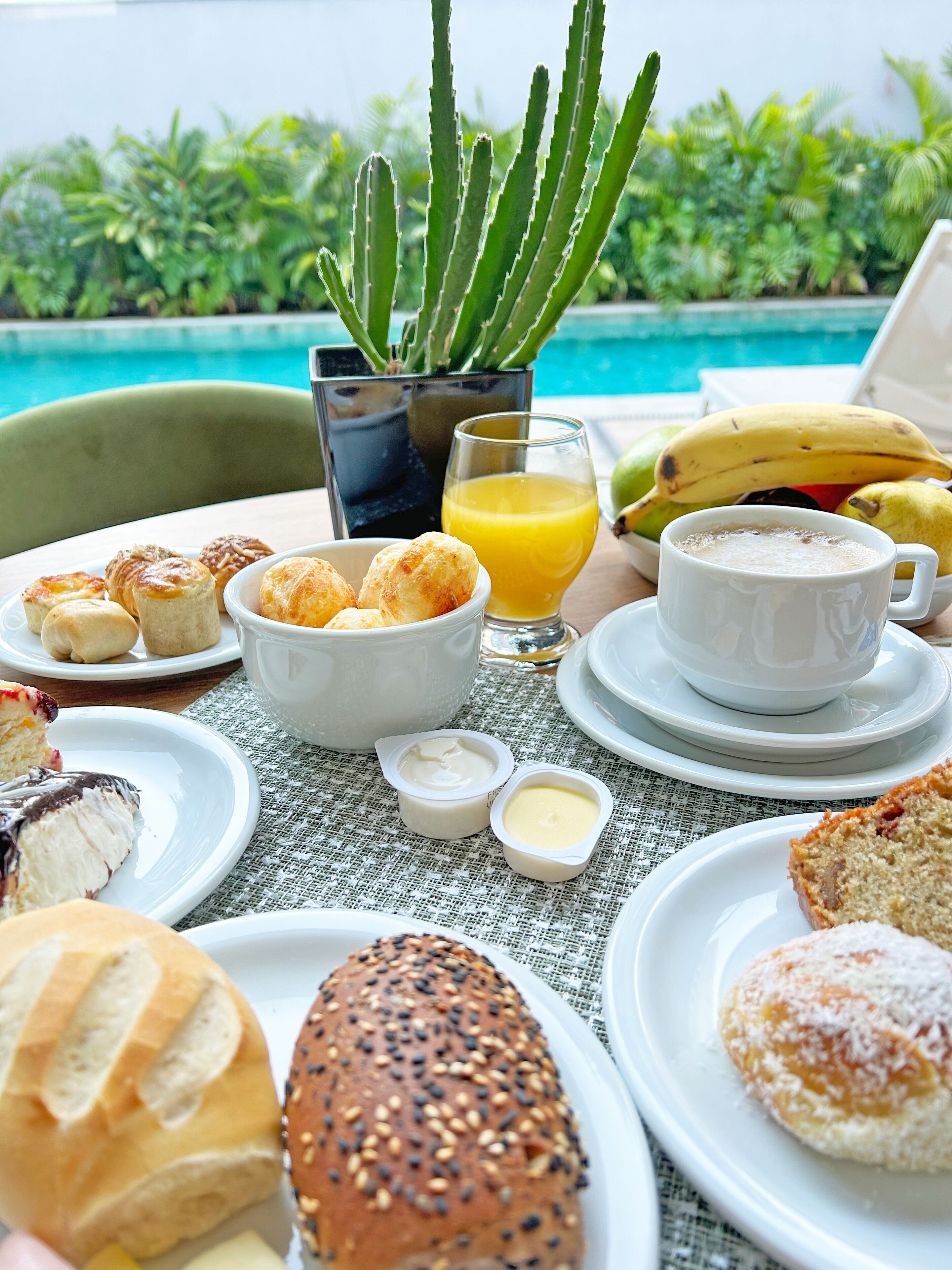 Daily buffet breakfast (BRL 51.00 per person)