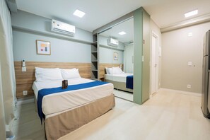 Apartamento Deluxe | Escritorio, espacio para trabajar con un portátil, cortinas opacas
