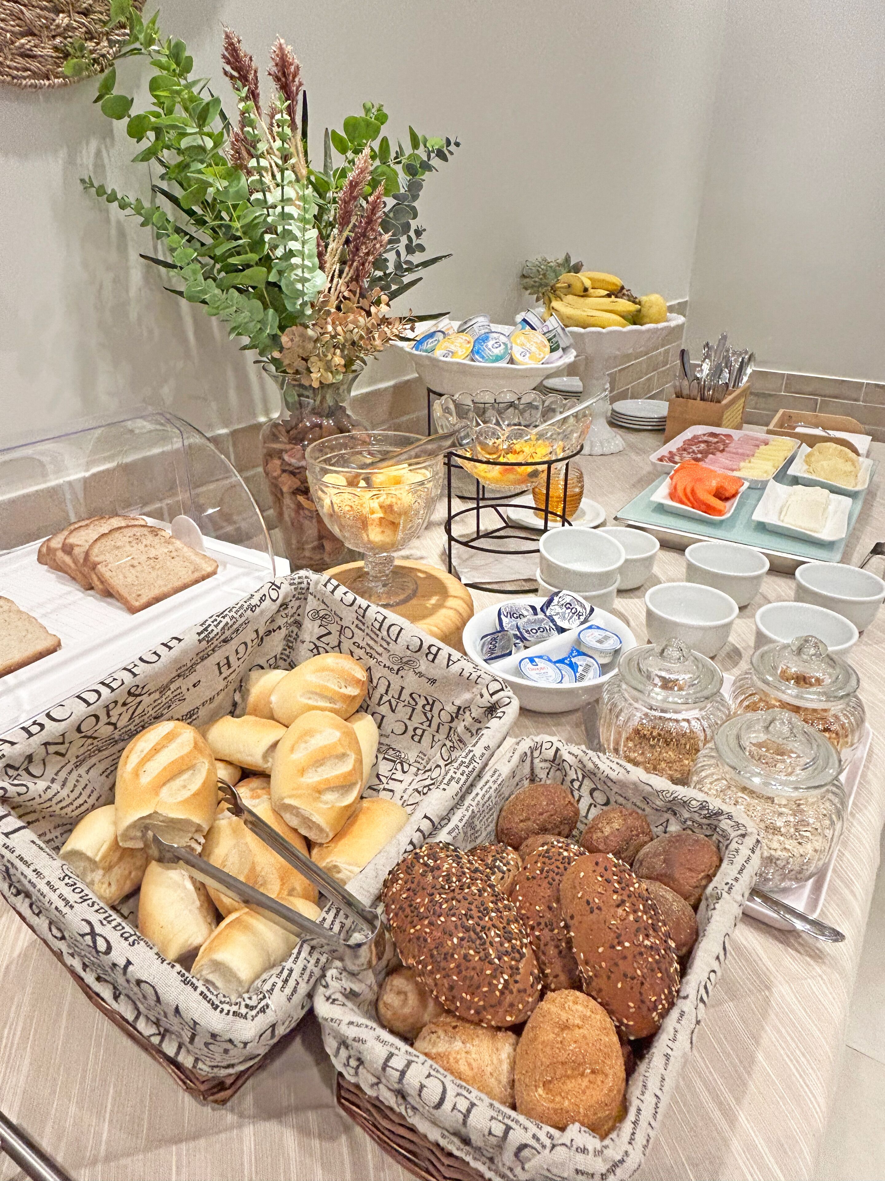 Ein reichhaltiges Buffet mit verschiedenen Brotsorten, Gebäck und Beilagen.