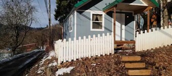 Cozy riverview cottage