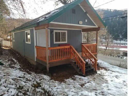 Cozy riverview cottage