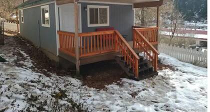 Cozy riverview cottage