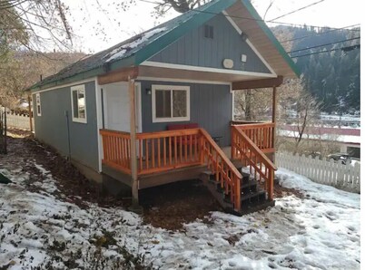 Cozy riverview cottage