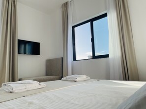 14 bedrooms, desk, free WiFi, bed sheets