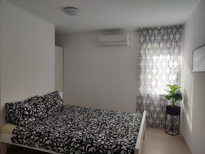 3 عدّة غرف نوم ومكواة/لوح كي وواي فاي وملاءات أسرّة