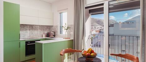 Frigorifero, forno, piano cottura, lavastoviglie