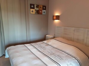 4 bedrooms, desk, iron/ironing board, travel crib