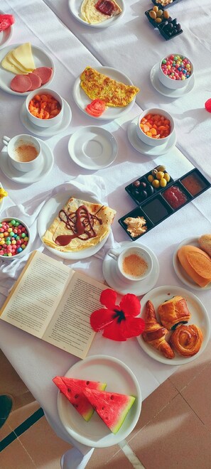 Buffet déjeuner gratuit tous les jours