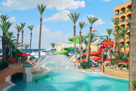 Una piscina techada, una piscina al aire libre de temporada