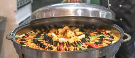 Uma paella de frutos do mar generosa, com mexilhões, camarões e legumes.