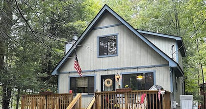 Bali's Cottage - Wallenpaupack Lake Estates - Pools, Fireplace, Fire Pit, Marina