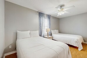 1 bedroom, WiFi, bed sheets - Bright condo near beach with pool access, balcony, & central AC (Gulf Shores)