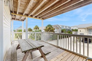 Outdoor dining - Bright condo near beach with pool access, balcony, & central AC (Gulf Shores)