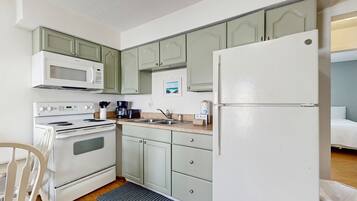 Een koelkast, een microgolfoven, een oven, een kookplaat